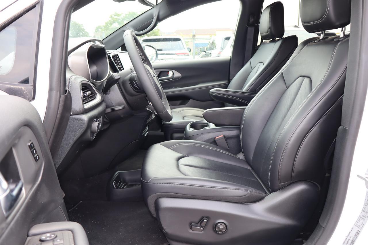 2025 Chrysler Pacifica Select FWD Photo