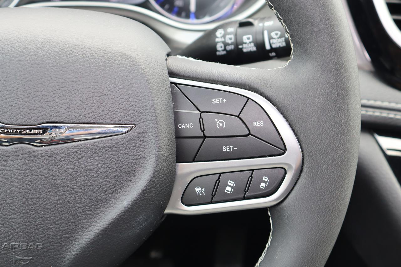 2025 Chrysler Pacifica Select FWD Photo