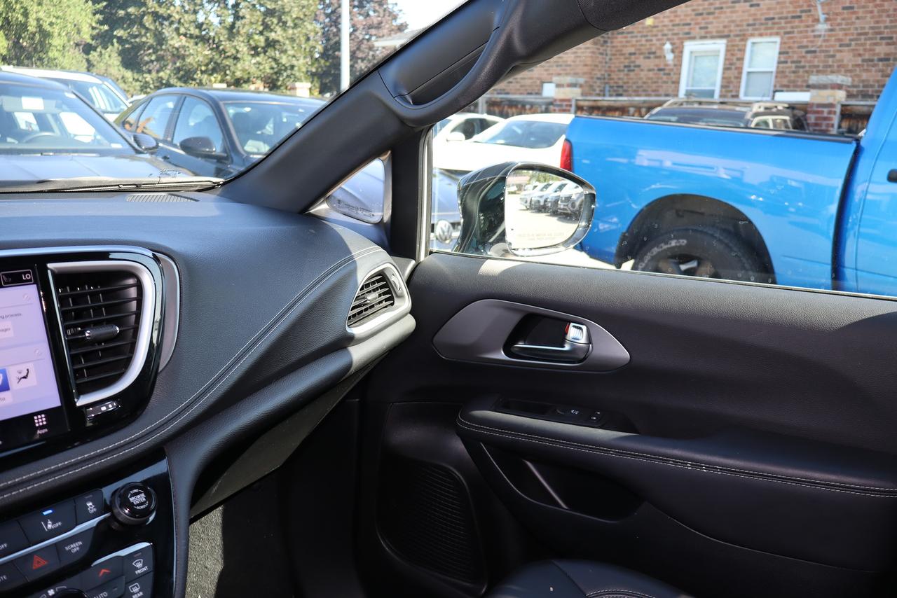 2025 Chrysler Pacifica Select FWD Photo