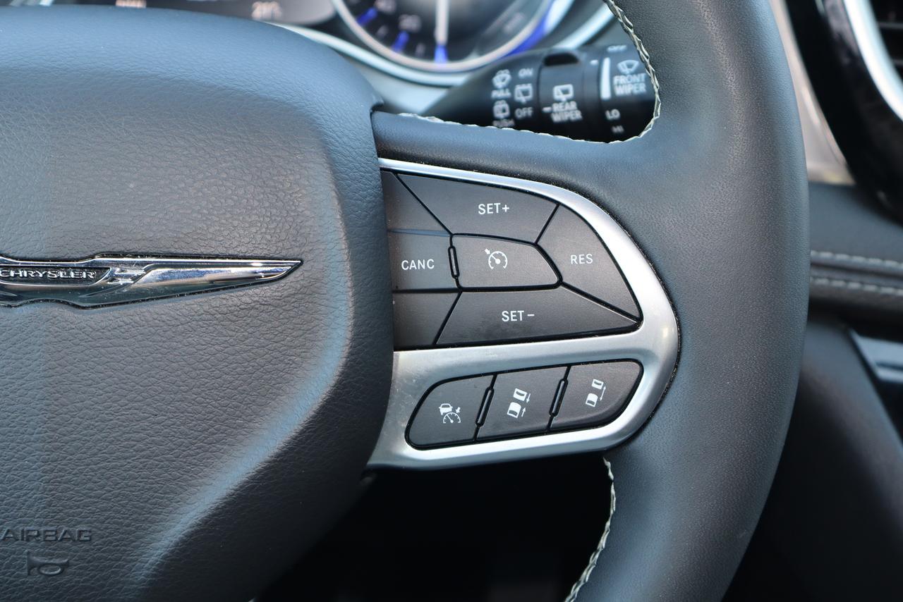 2025 Chrysler Pacifica Select FWD Photo