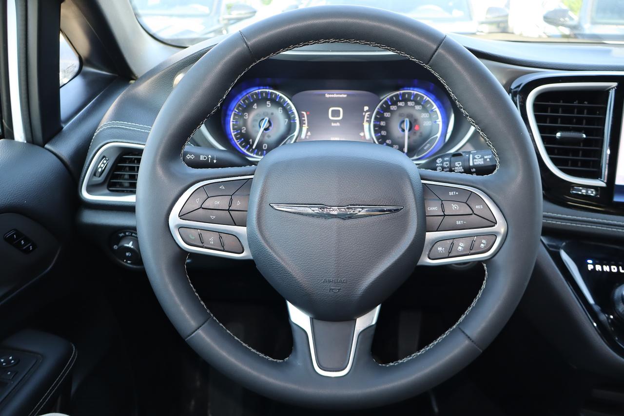 2025 Chrysler Pacifica Select FWD Photo