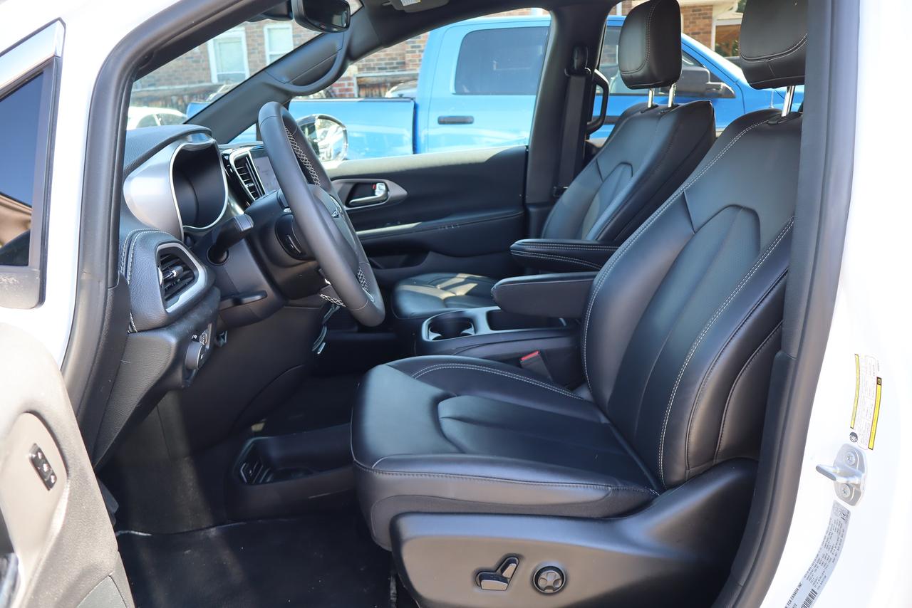 2025 Chrysler Pacifica Select FWD Photo
