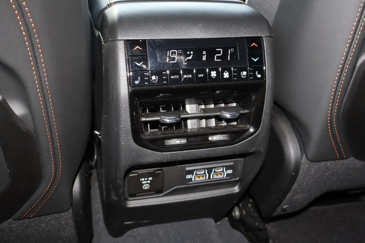 2023 Jeep Grand Cherokee Summit Reserve 4x4 6 Passnger Photo