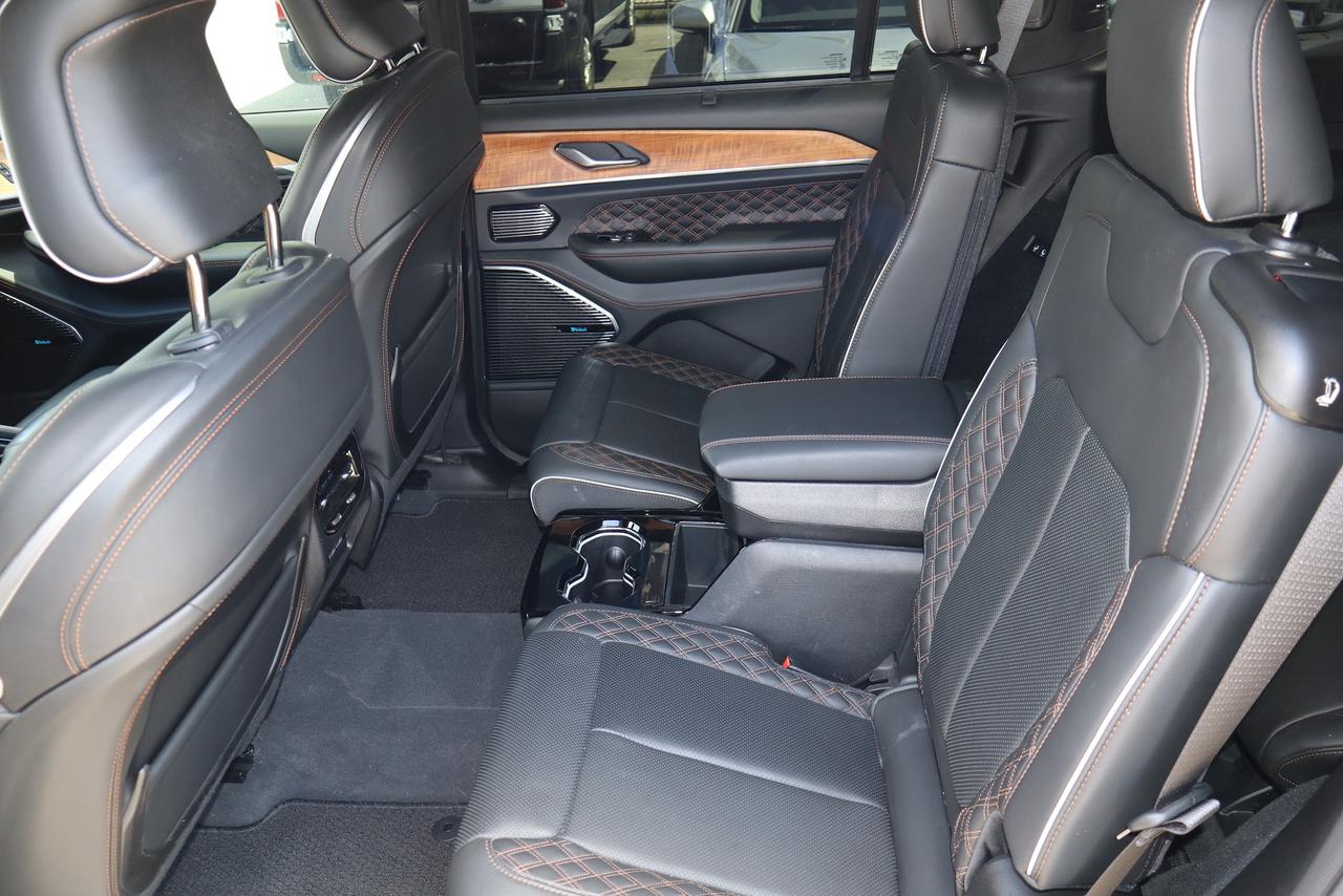 2023 Jeep Grand Cherokee Summit Reserve 4x4 6 Passnger Photo