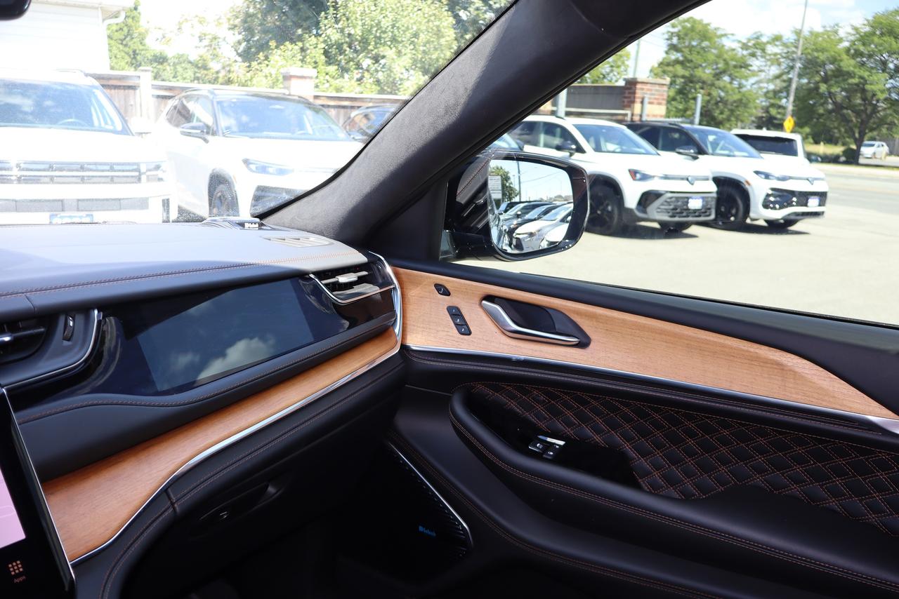 2023 Jeep Grand Cherokee Summit Reserve 4x4 6 Passnger Photo