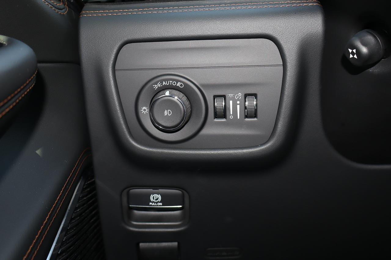 2023 Jeep Grand Cherokee Summit Reserve 4x4 6 Passnger Photo