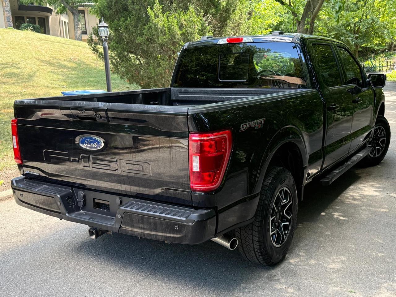2022 Ford F-150 XLT 4WD SuperCrew 5.5' Box Photo3
