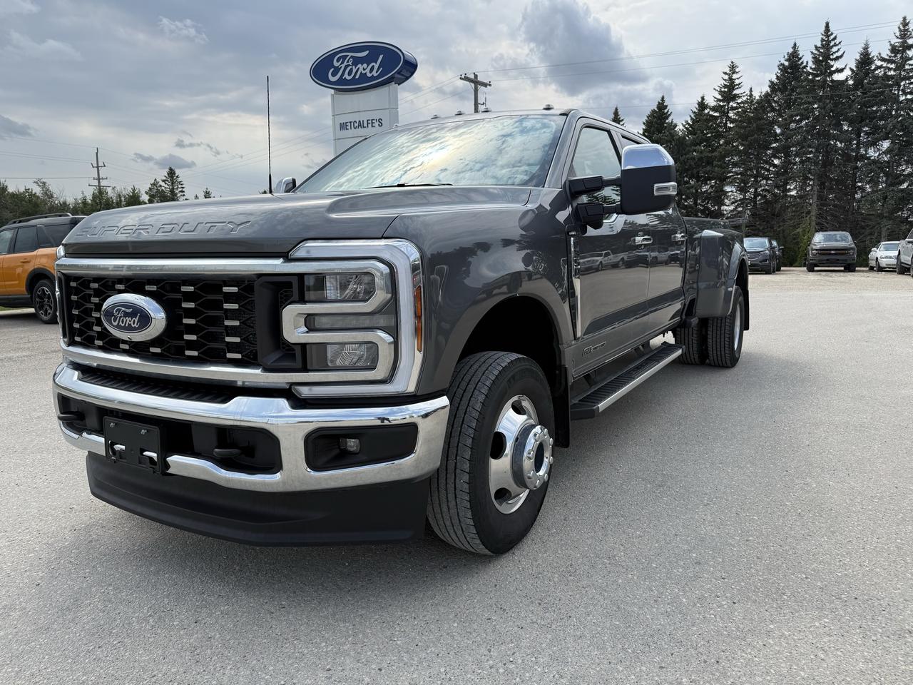 2025 Ford F-350 Super Duty DRW LARIAT 4WD CREW CAB 8' BOX Photo3