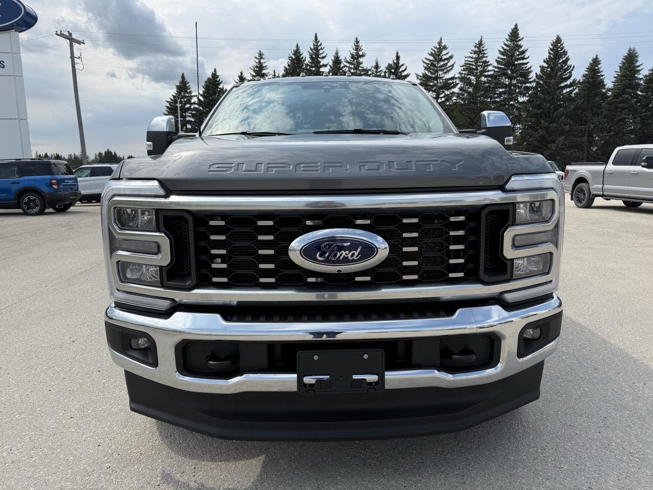 2025 Ford F-350 Super Duty DRW LARIAT 4WD CREW CAB 8' BOX Photo2