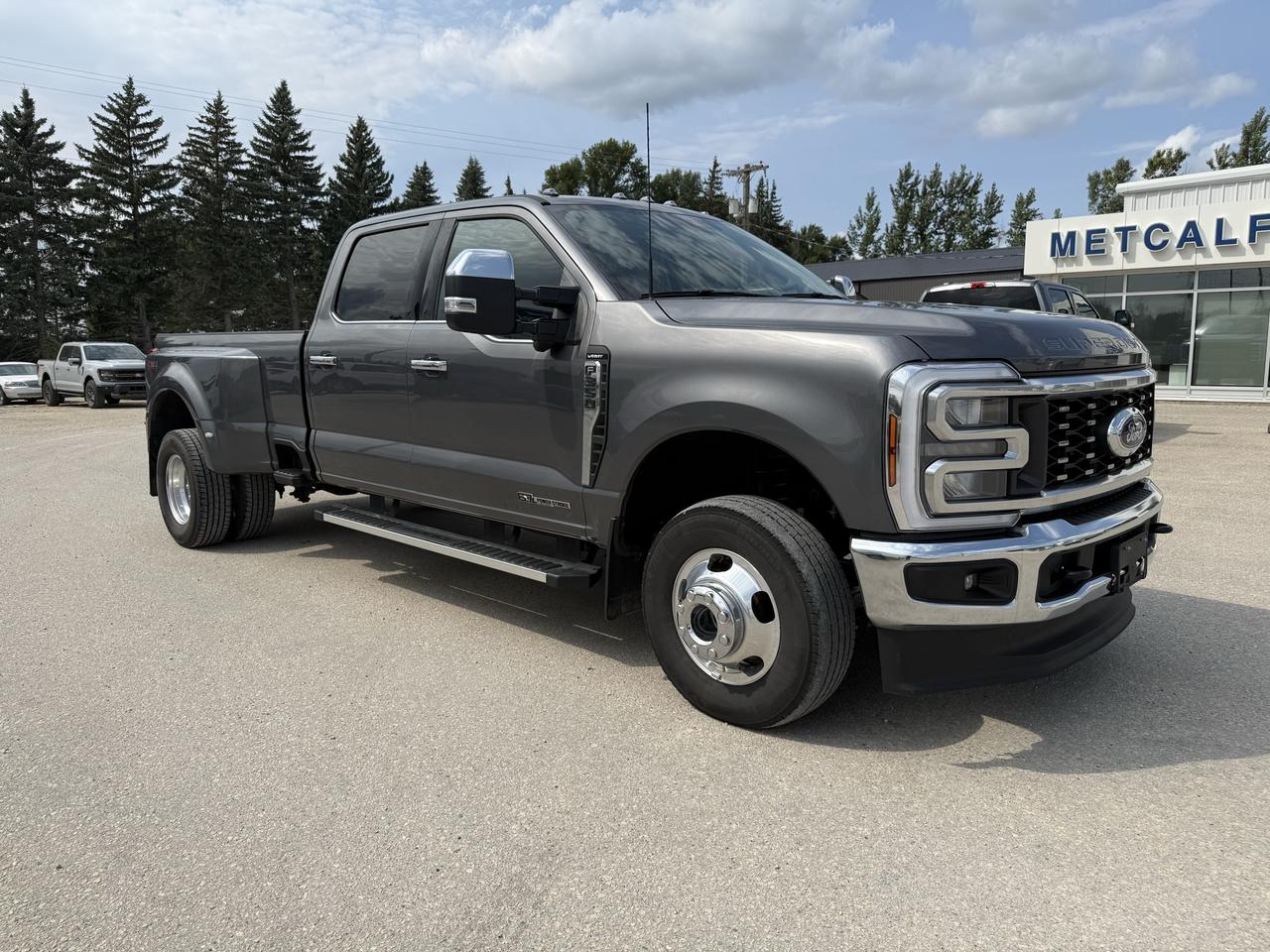 2025 Ford F-350 Super Duty DRW LARIAT 4WD CREW CAB 8' BOX Photo1