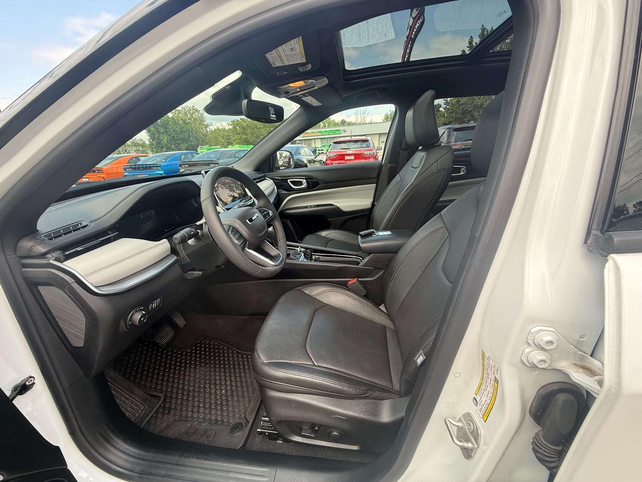 2024 Jeep Compass Limited 4X4 - Pano Roof, Photo