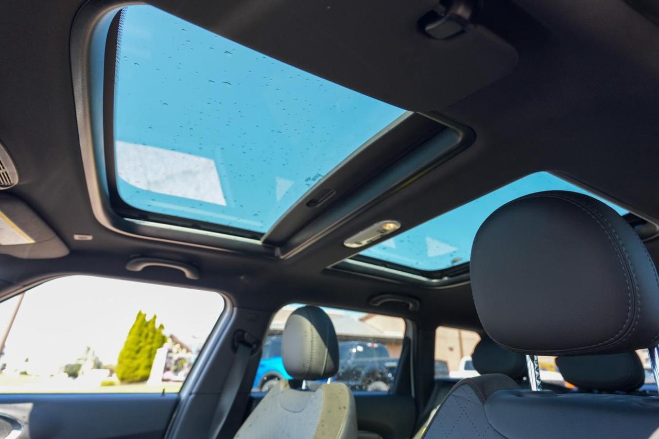 2020 MINI Cooper Clubman Cooper ALL4  PANO ROOF  LOW KM  LEATHER Photo