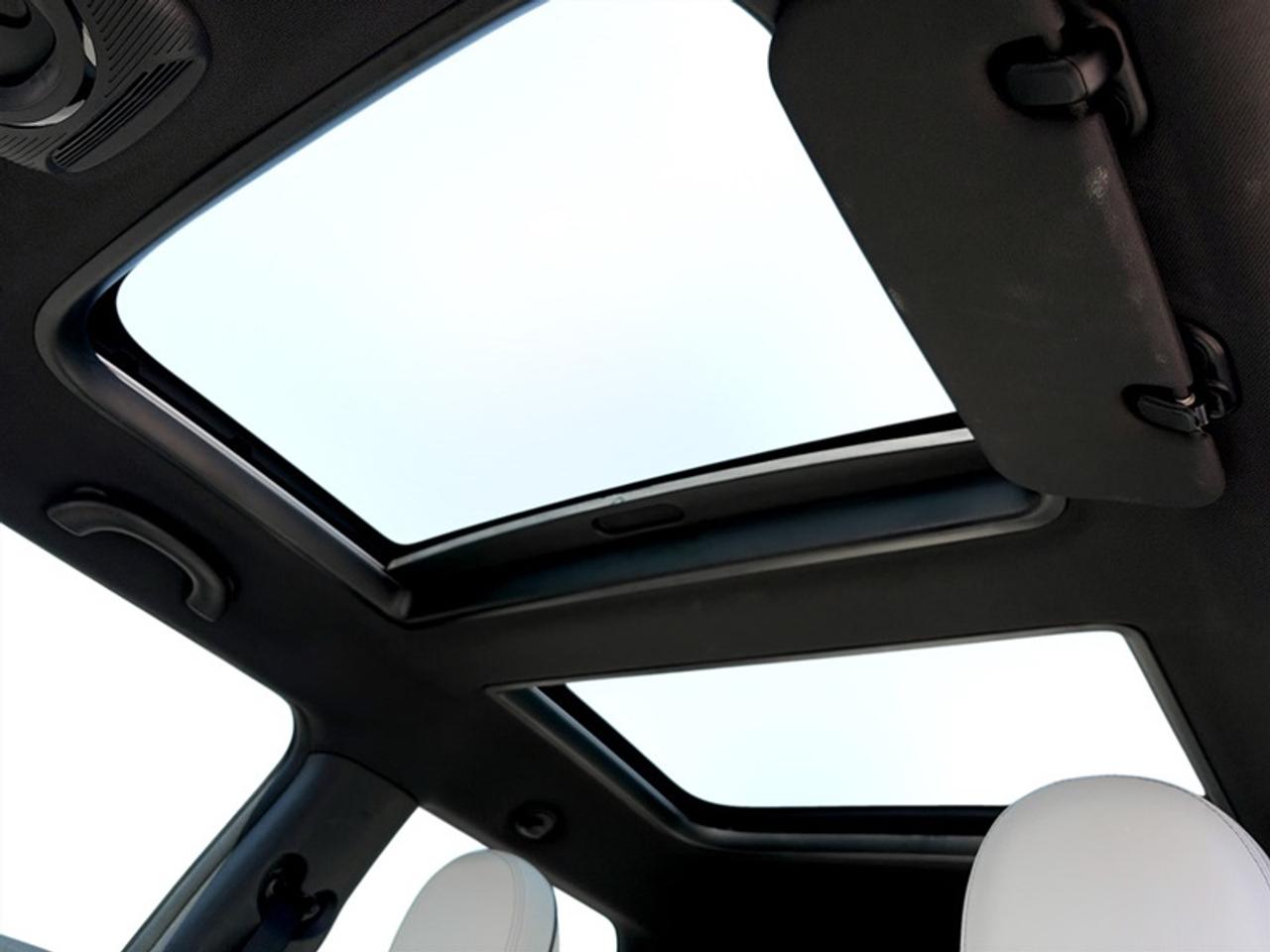 2014 MINI Cooper Hardtop Hatchback Photo