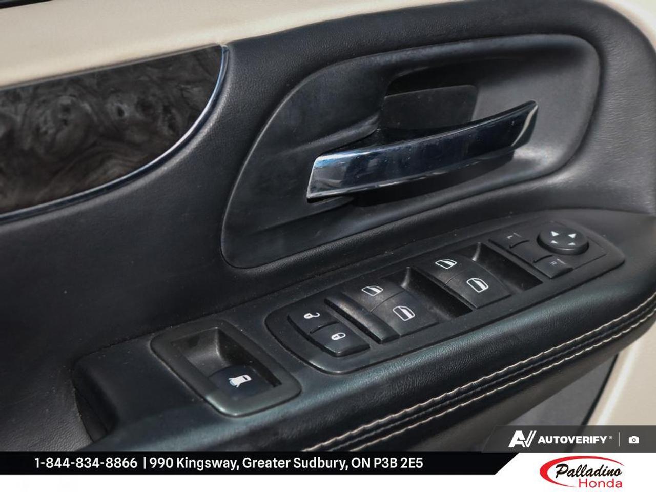 2015 Chrysler Town & Country UNKNOWN Photo