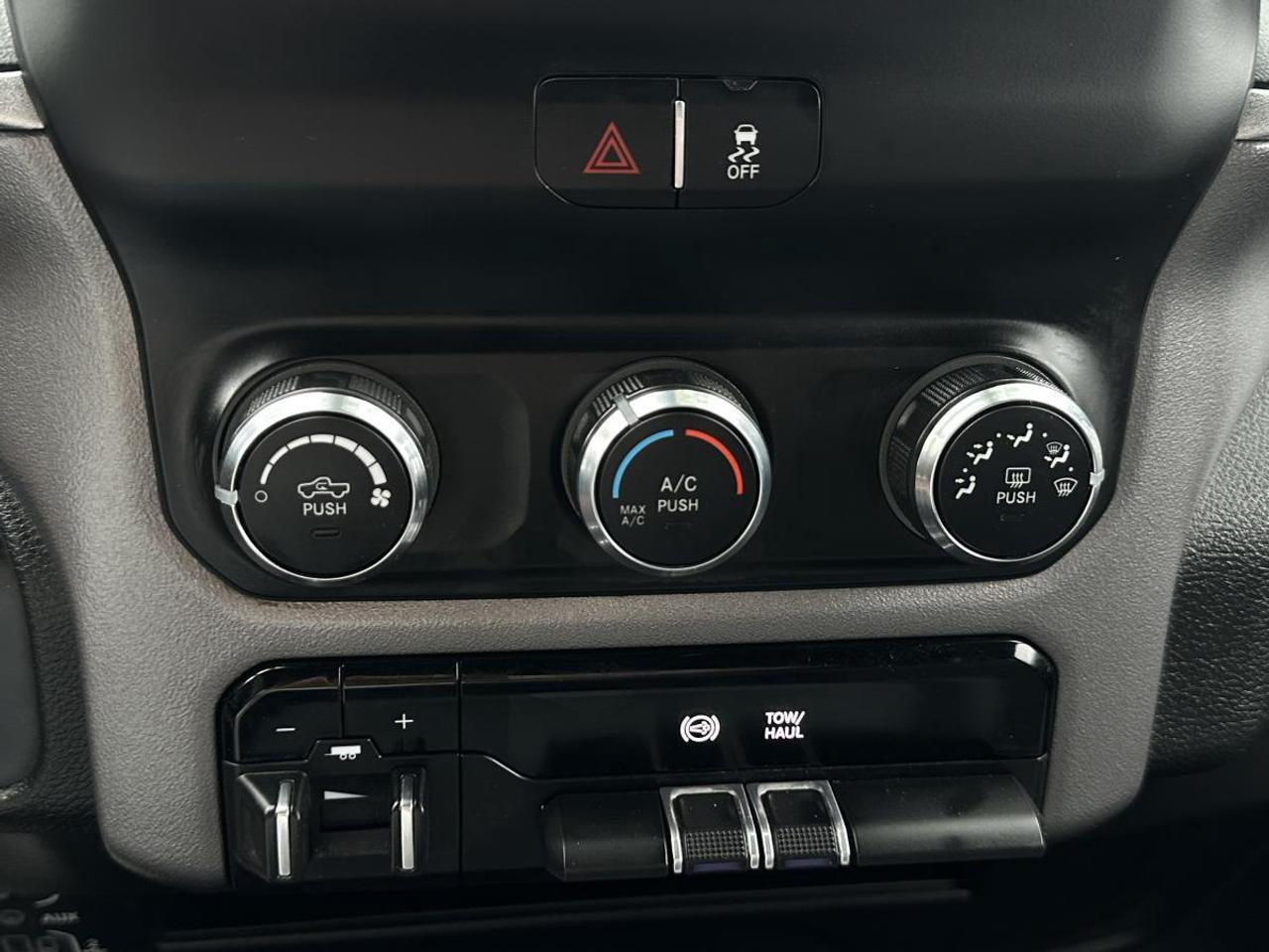 2024 RAM 3500 Big Horn 4x4 Crew Cab - DIESEL/22KM/OFF 1 OWNER LEASE! Photo