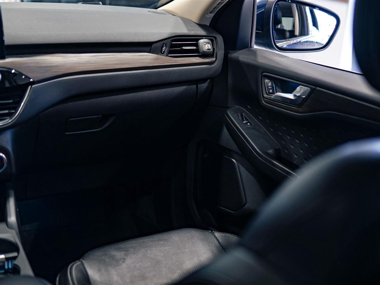 2020 Ford Escape TITANIUM AWD | NAV | LTHR | NO ACCIDENTS Photo