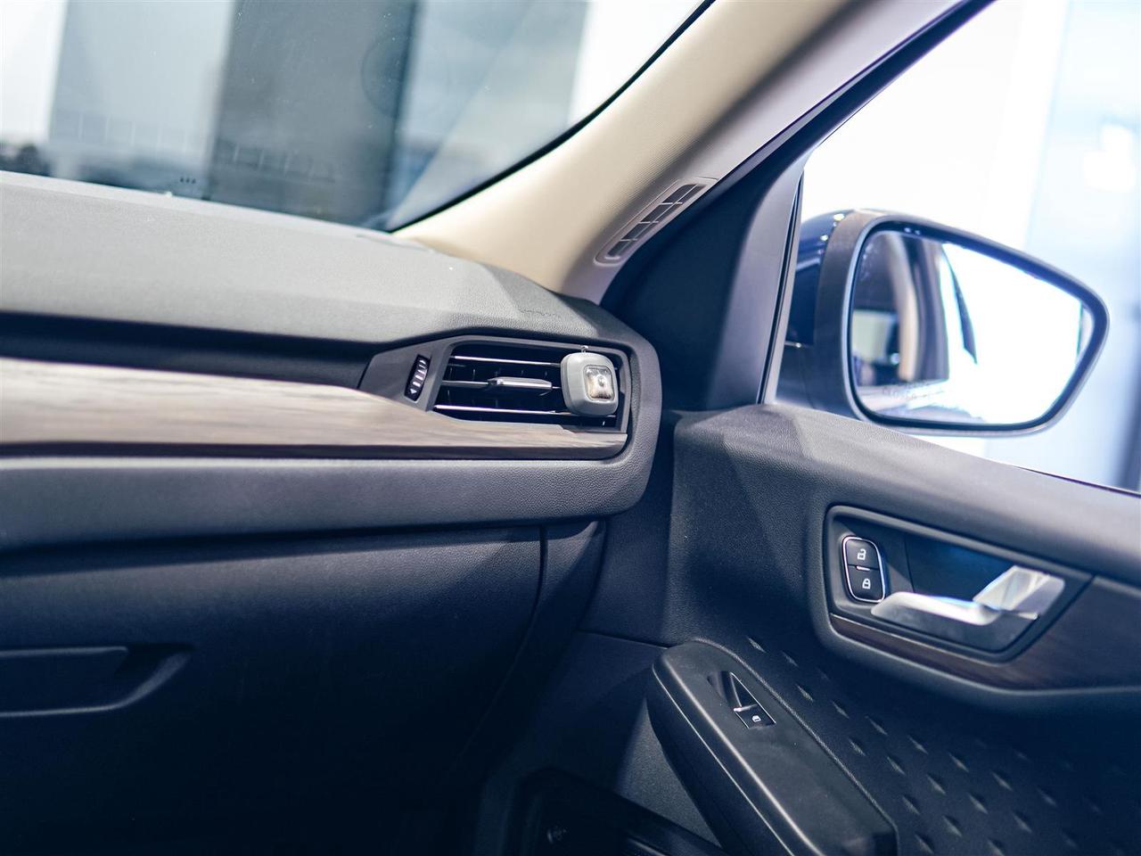 2020 Ford Escape TITANIUM AWD | NAV | LTHR | NO ACCIDENTS Photo