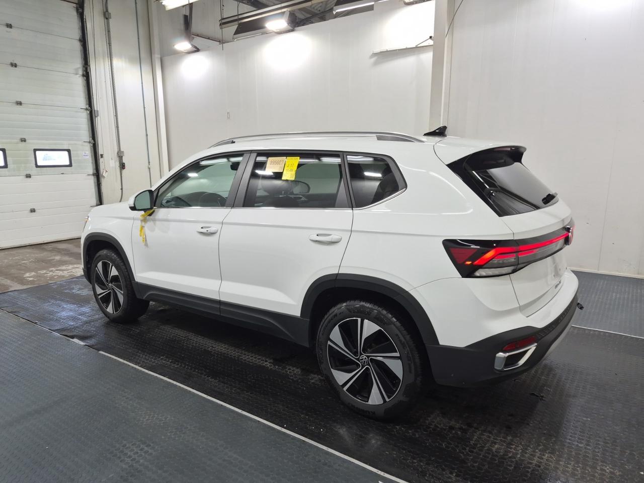 2025 Volkswagen Taos COMFORTLINE | AWD | BLIND SPOT | NO ACCIDENTS Photo