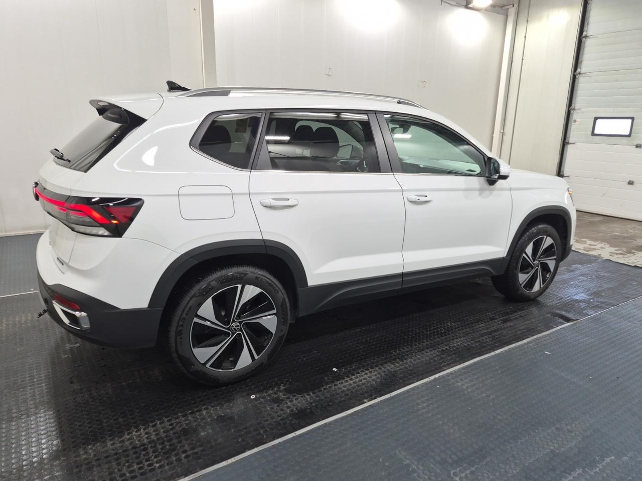 2025 Volkswagen Taos COMFORTLINE | AWD | BLIND SPOT | NO ACCIDENTS Photo