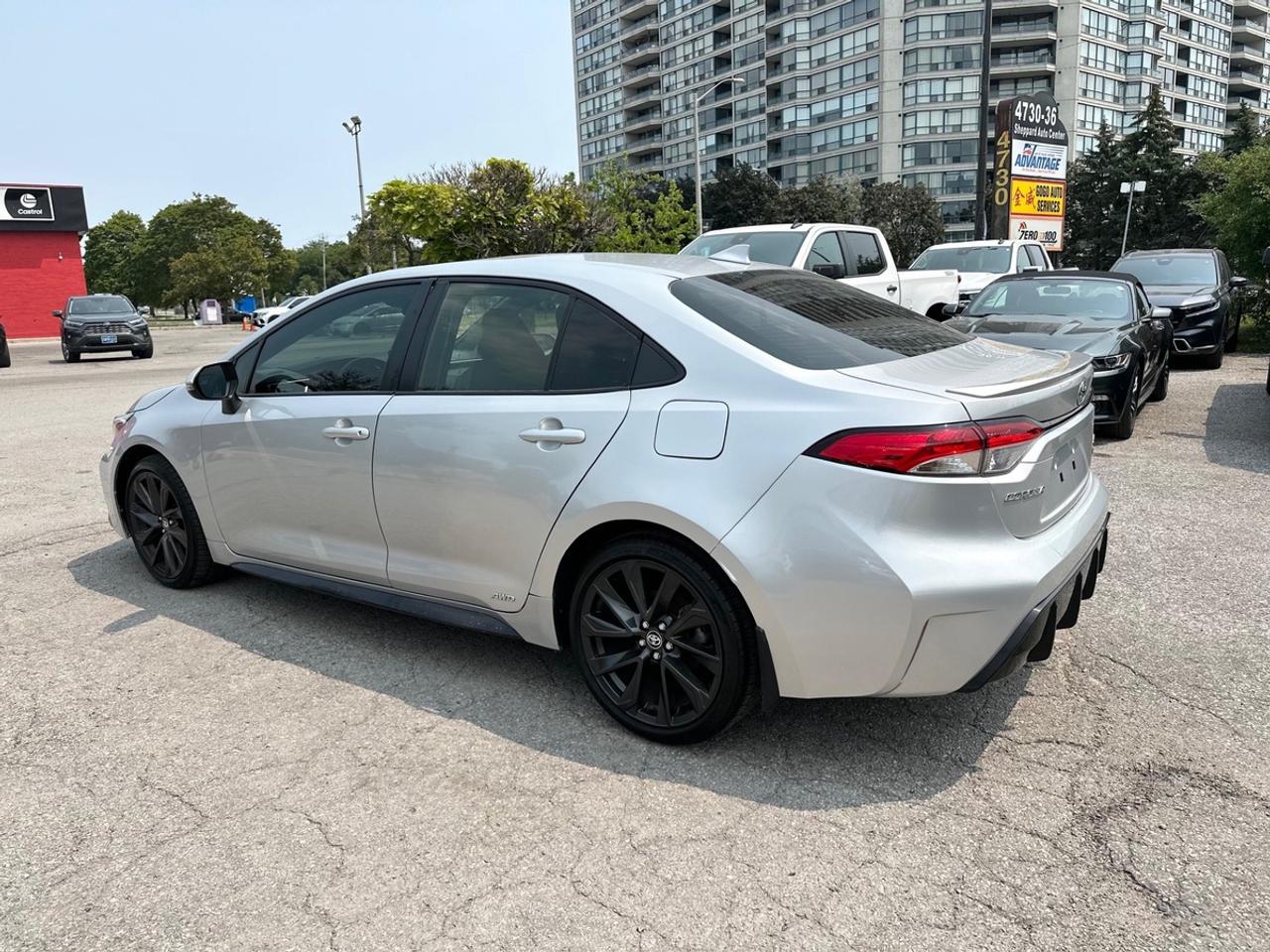 2024 Toyota Corolla Hybrid AWD SE Photo3