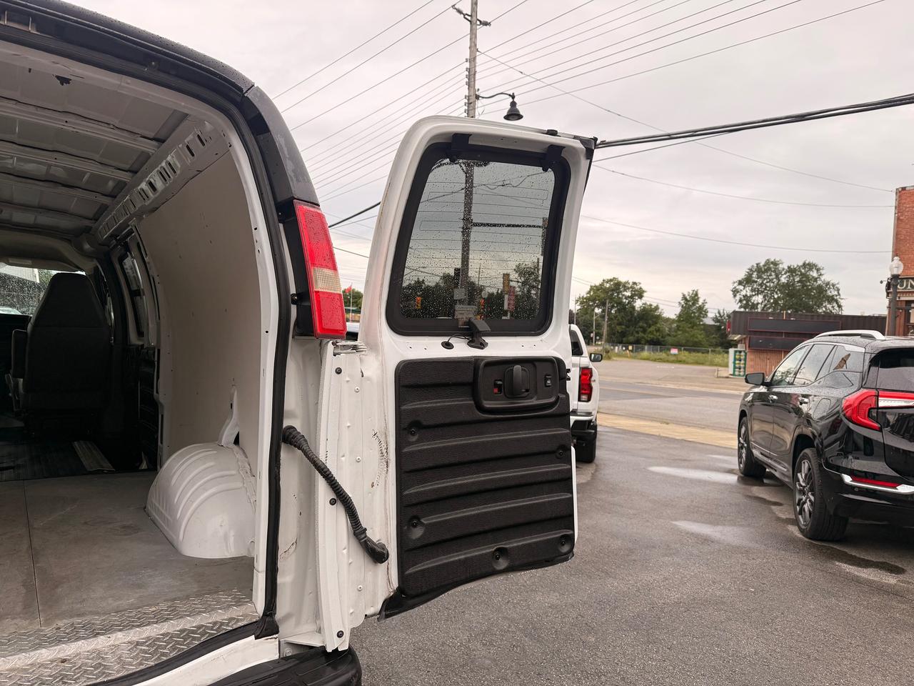 2009 Chevrolet Express Cargo Van RWD 2500 155" Photo
