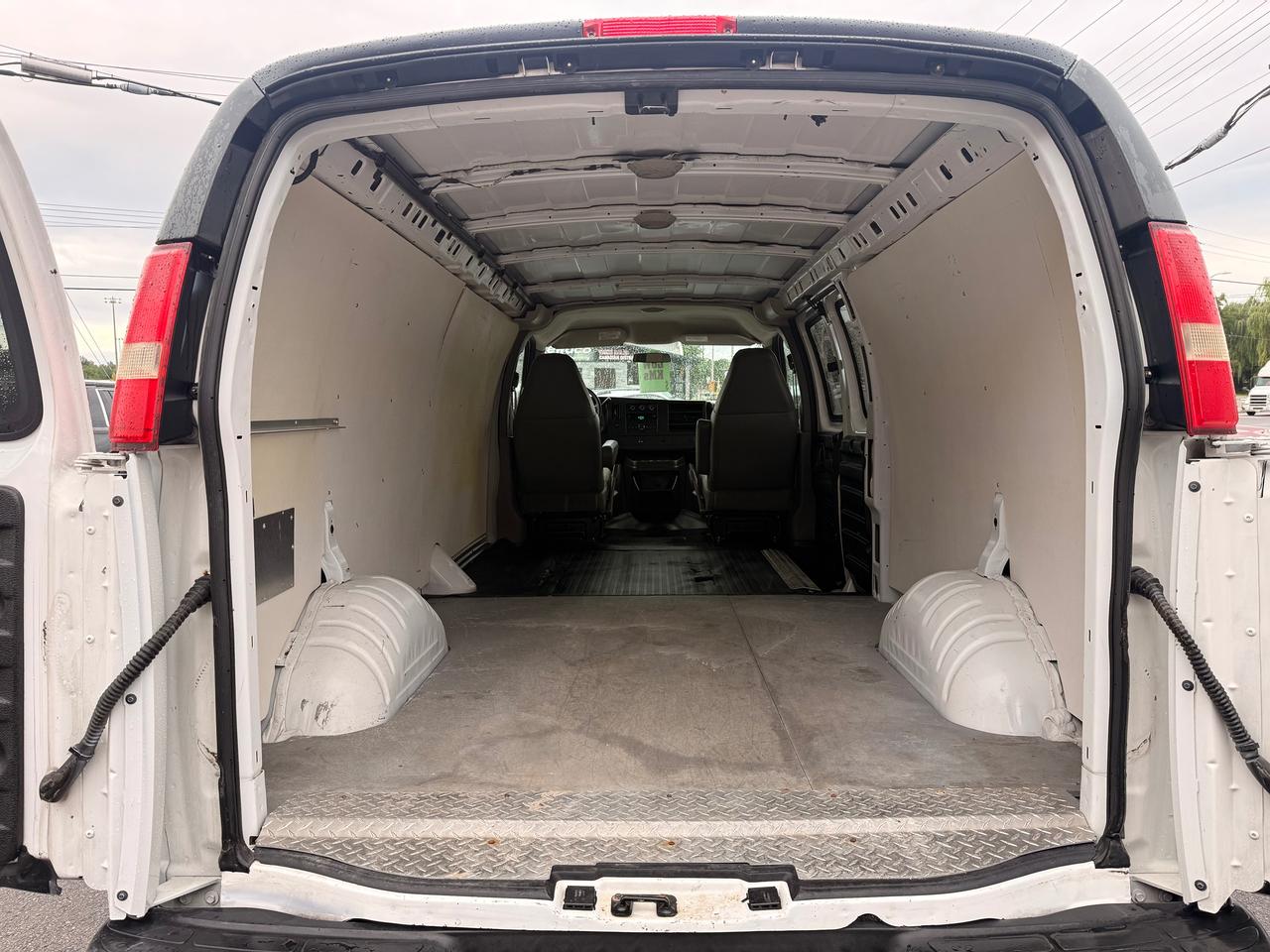 2009 Chevrolet Express Cargo Van RWD 2500 155" Photo