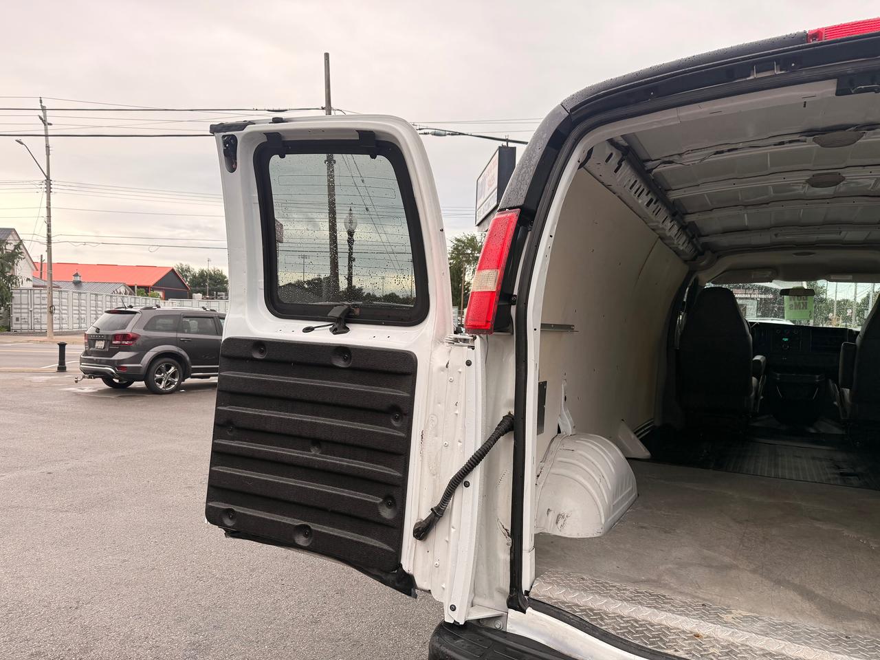 2009 Chevrolet Express Cargo Van RWD 2500 155" Photo