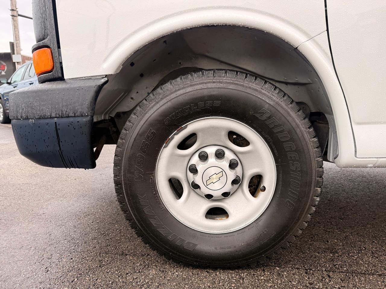 2009 Chevrolet Express Cargo Van RWD 2500 155" Photo