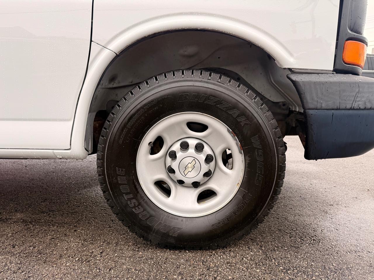 2009 Chevrolet Express Cargo Van RWD 2500 155" Photo