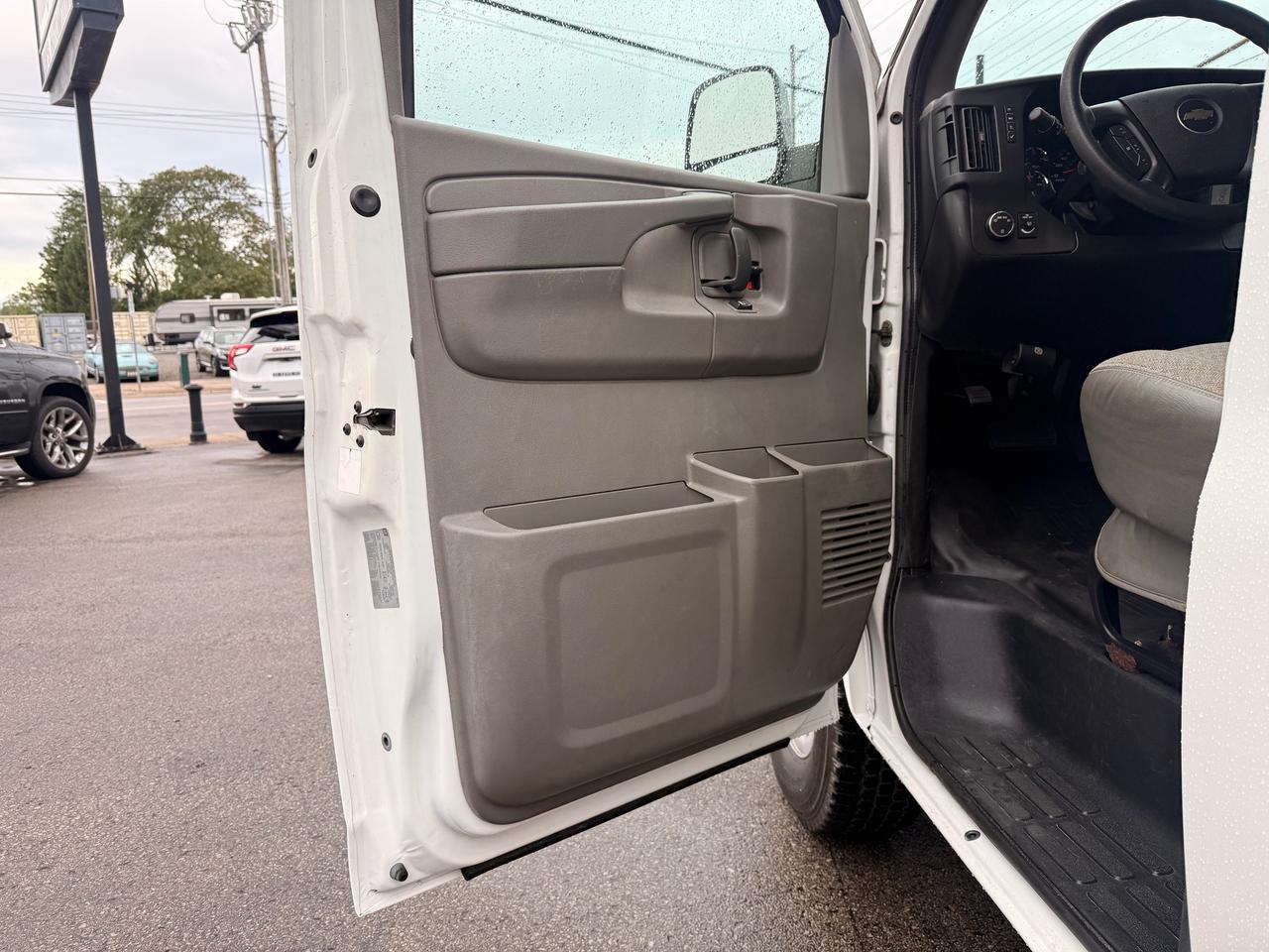 2009 Chevrolet Express Cargo Van RWD 2500 155" Photo