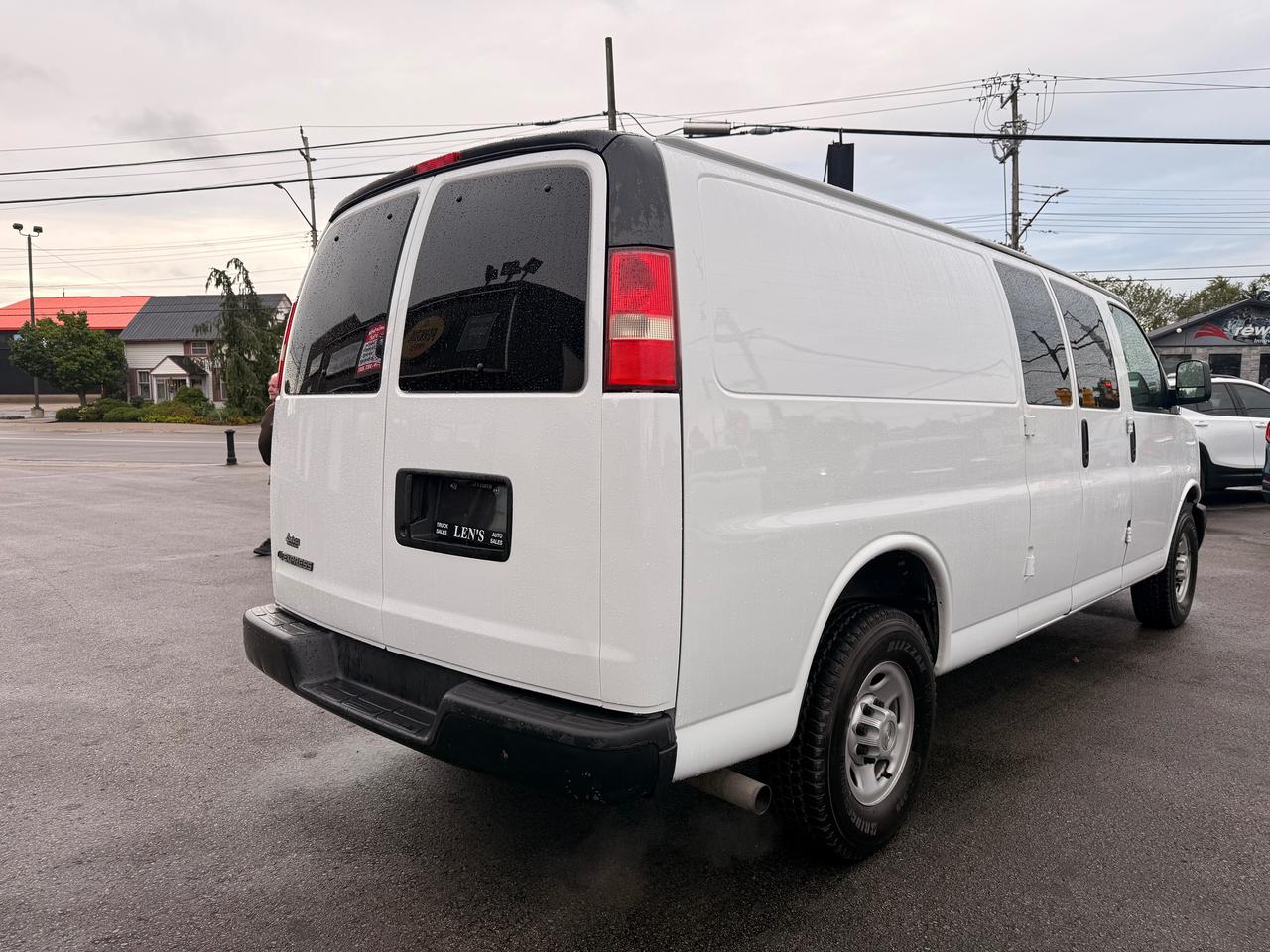 2009 Chevrolet Express Cargo Van RWD 2500 155" Photo