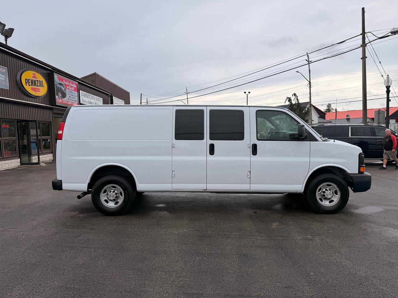 2009 Chevrolet Express Cargo Van RWD 2500 155" Photo