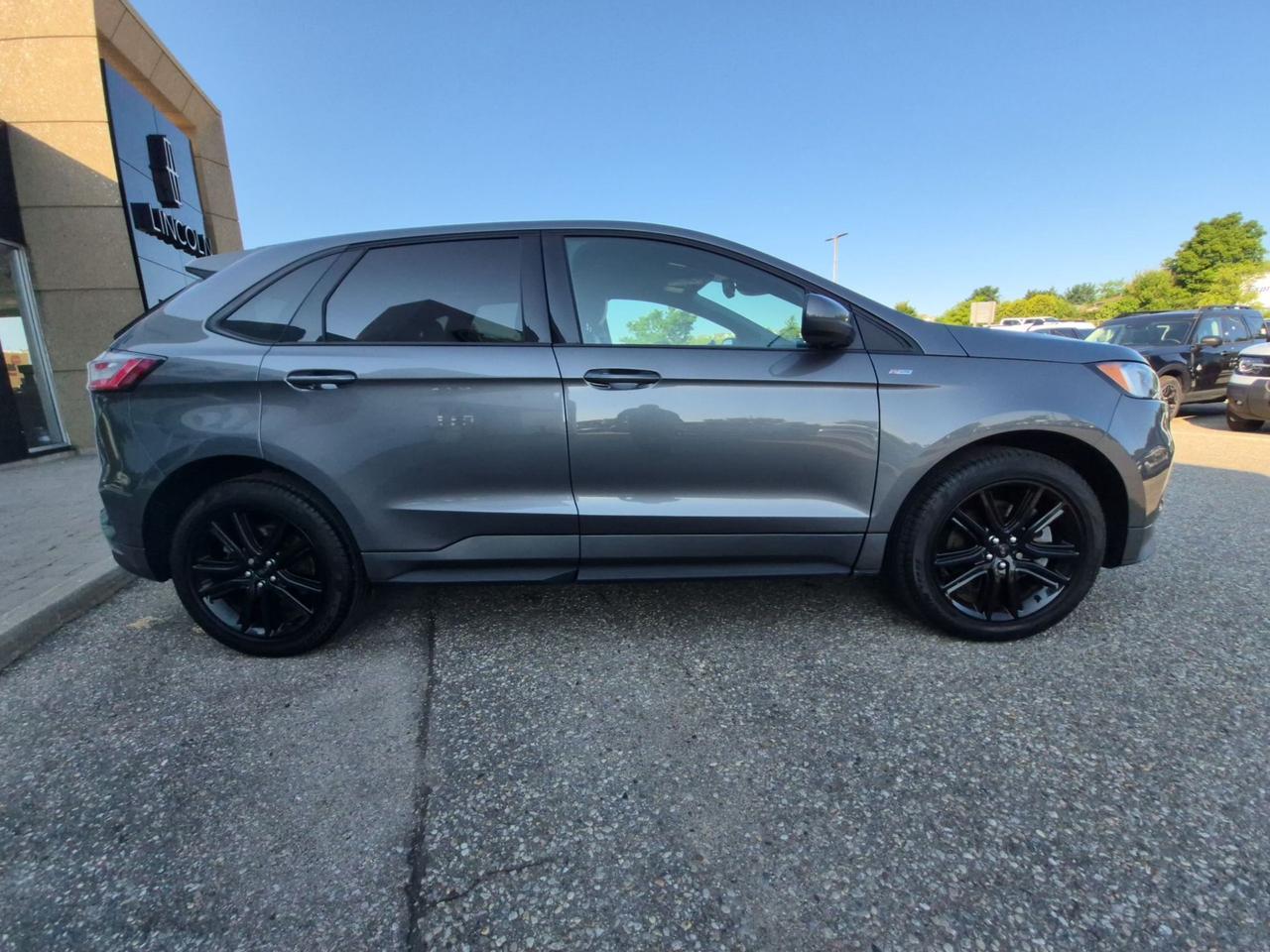 2023 Ford Edge ST-LINE, HEATED SEATS AND STEERING WHEEL,PANO ROOF Photo3