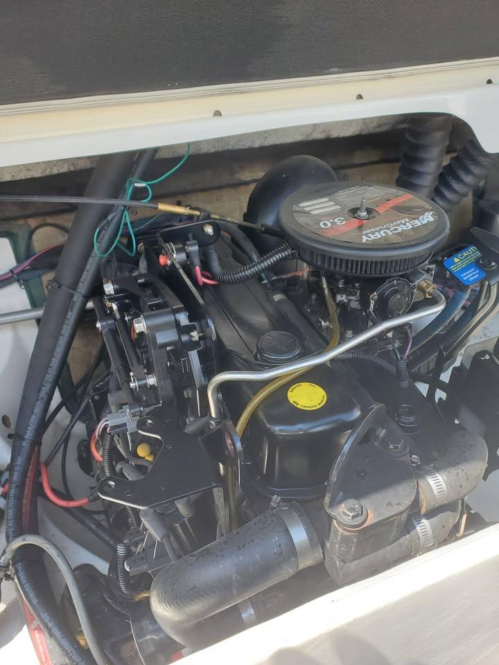 2004 Larson SEI 186 BOWRIDER 3.0 Mercruiser Photo5