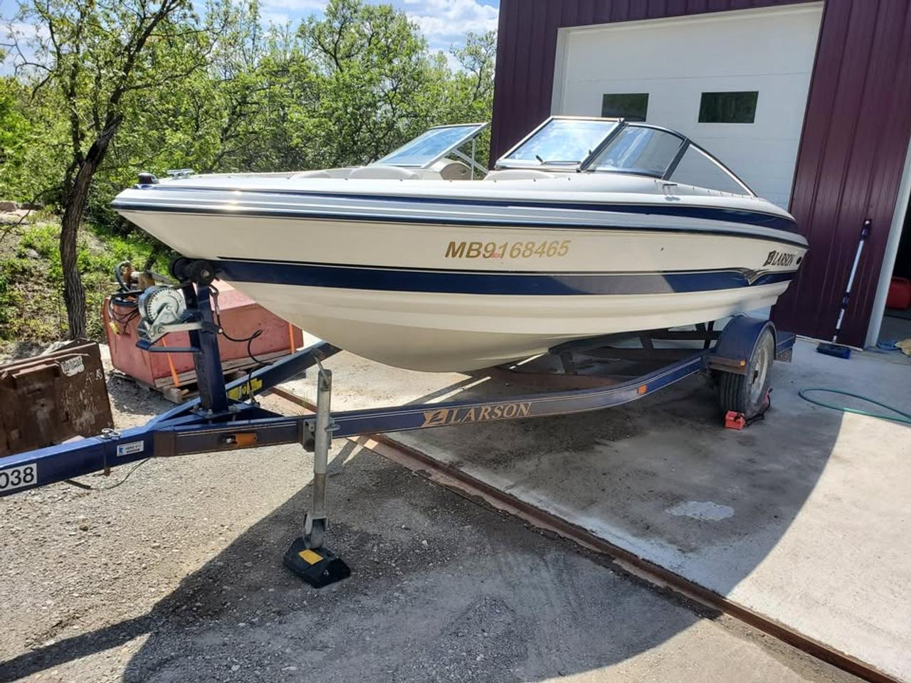 2004 Larson SEI 186 BOWRIDER 3.0 Mercruiser Photo5