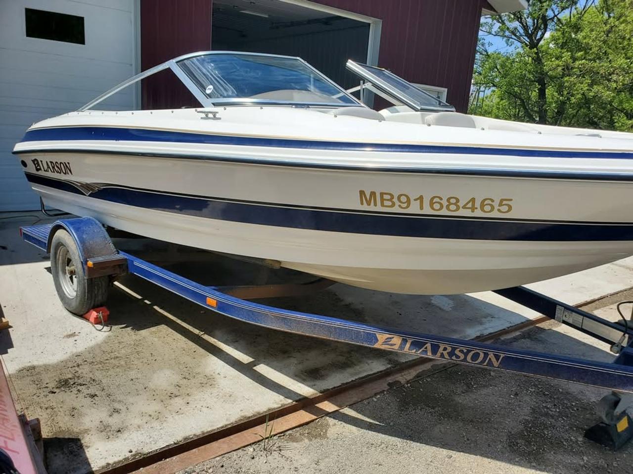 2004 Larson SEI 186 BOWRIDER 3.0 Mercruiser Photo5