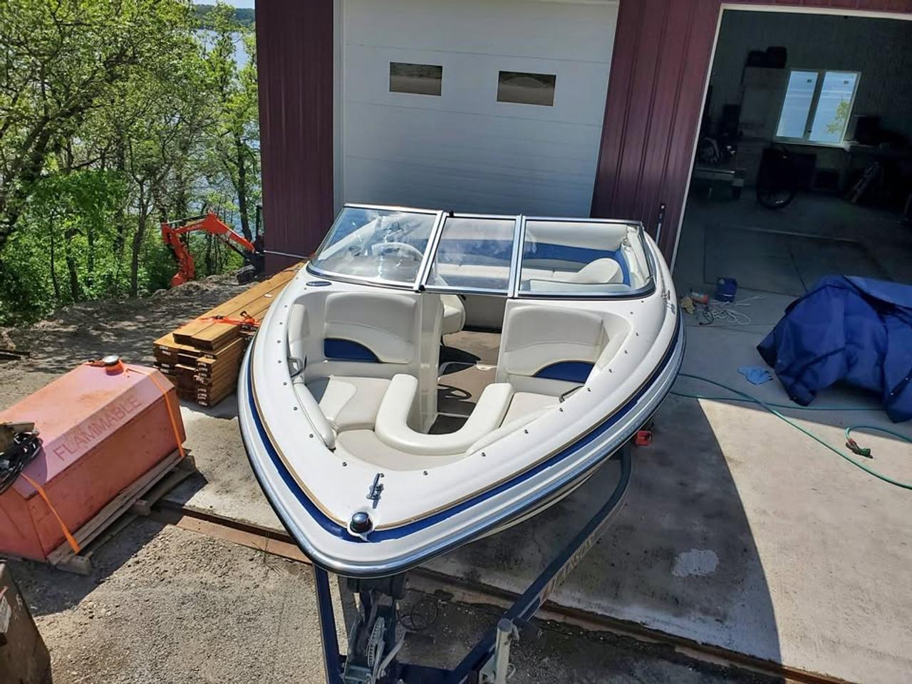 2004 Larson SEI 186 BOWRIDER 3.0 Mercruiser Photo0