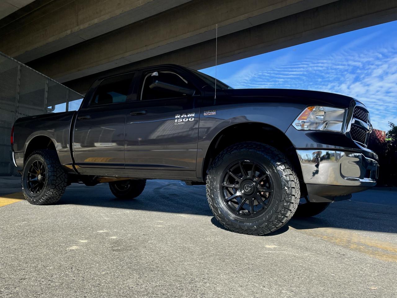 2023 RAM 1500 Classic SLT 4WD HEMI 4" SUSP LIFT 35" NITTOS CUSTOM LEATHR - Photo #1