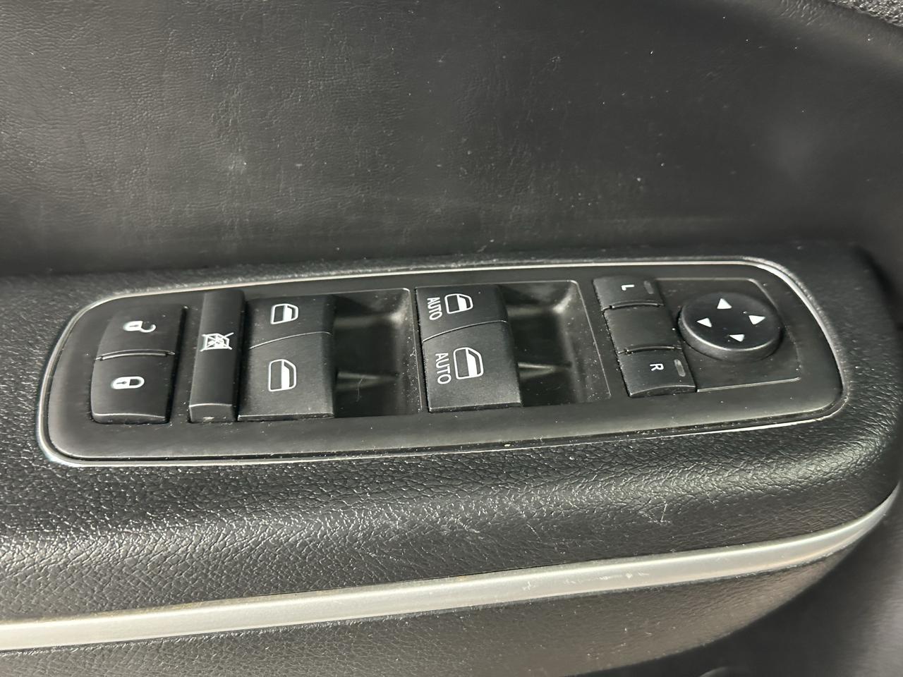 2019 Chrysler 300 300S RWD Photo13