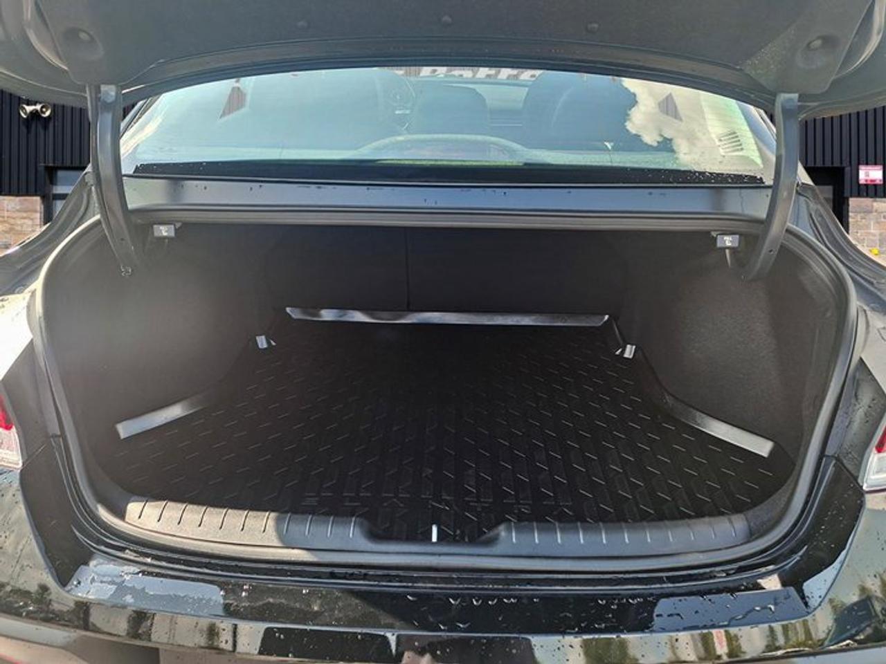2025 Hyundai Elantra Luxury | Leather | Sunroof | Heated Seats + Steering | Remote Start | Adaptive Cruise | and More! Photo