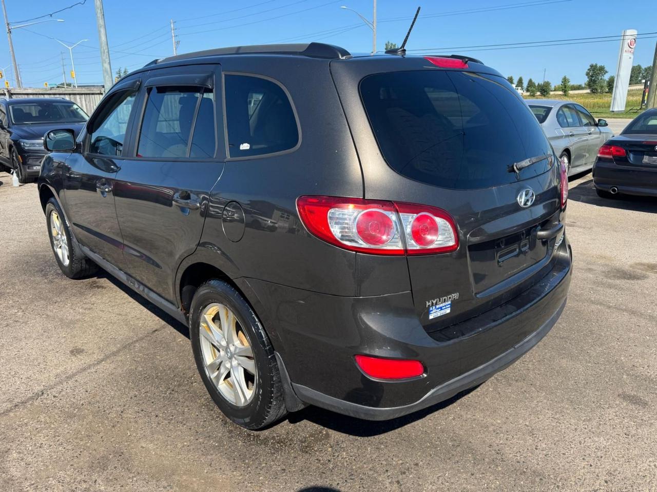 2011 Hyundai Santa Fe GL Premium, WELL MAINTAINED, NO ACCIDENTS, 4 CYL Photo2