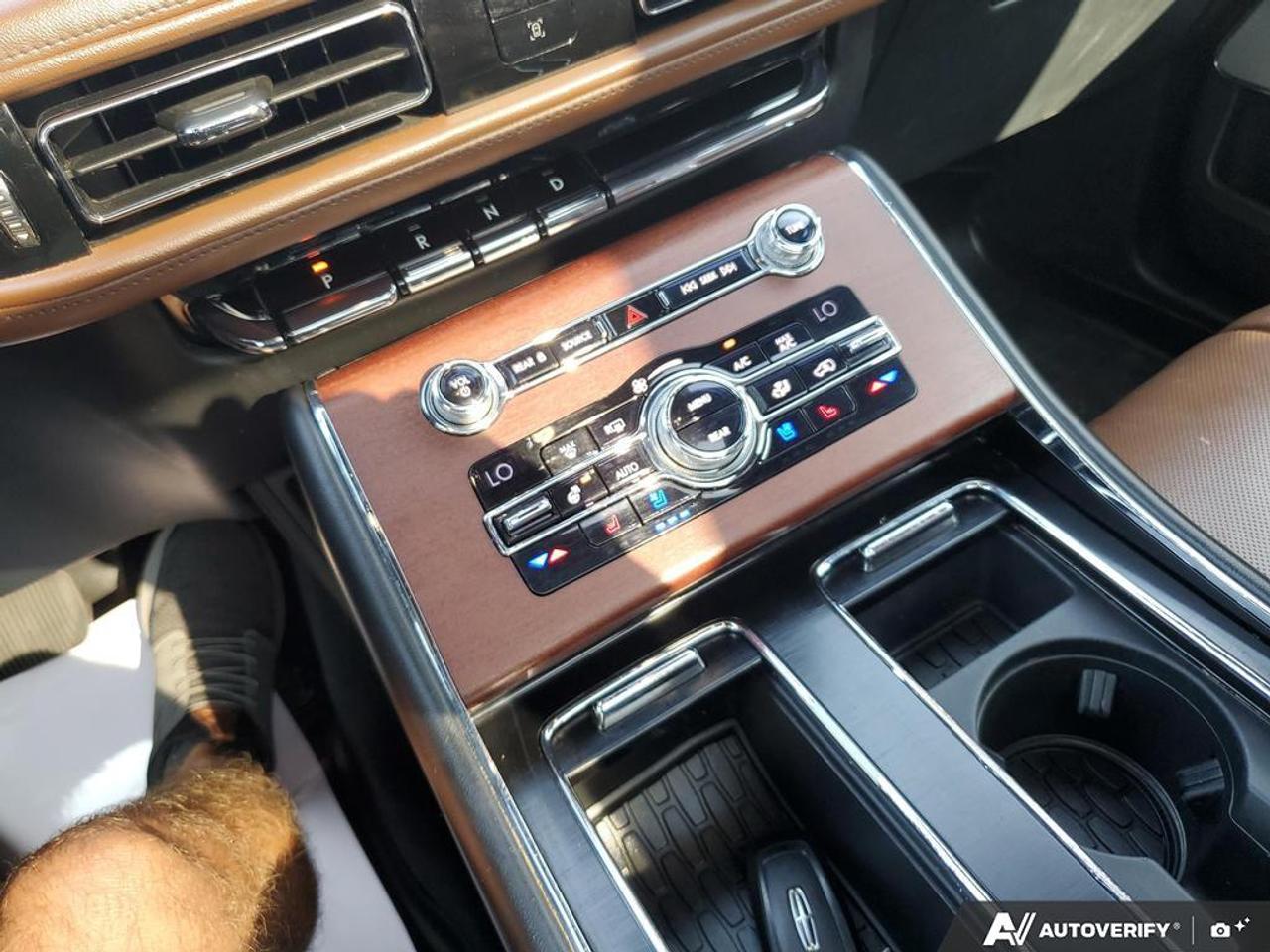 2020 Lincoln Aviator Reserve AWD-LEATHER-ROOF-NAV-HEATED MASSAGING SEAT Photo