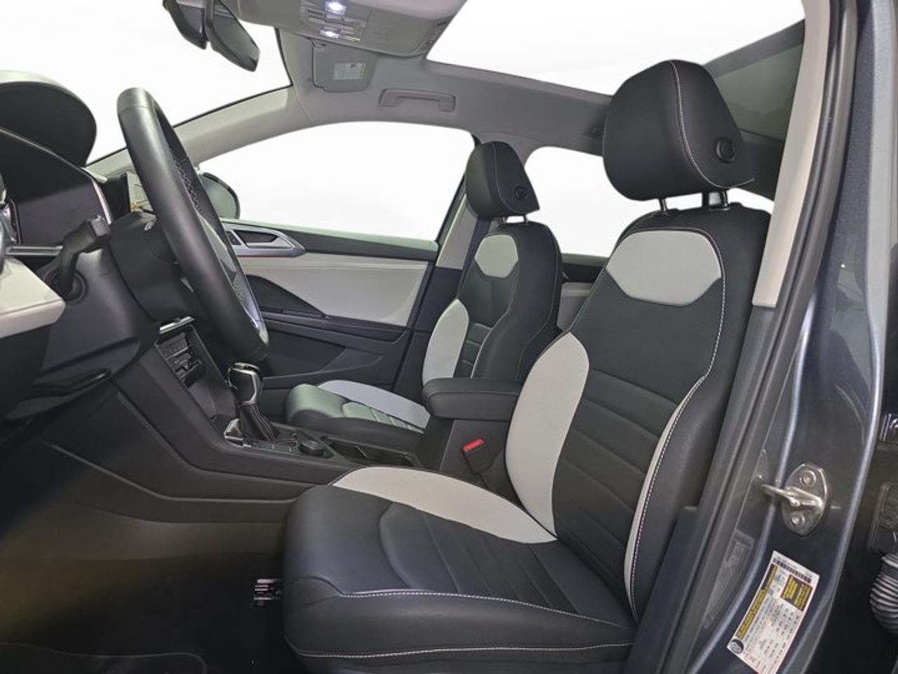 2025 Volkswagen Taos 1.5T SEL Photo