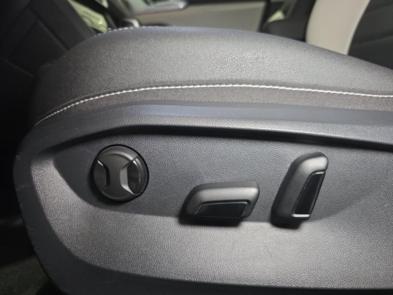 2025 Volkswagen Taos 1.5T SEL Photo