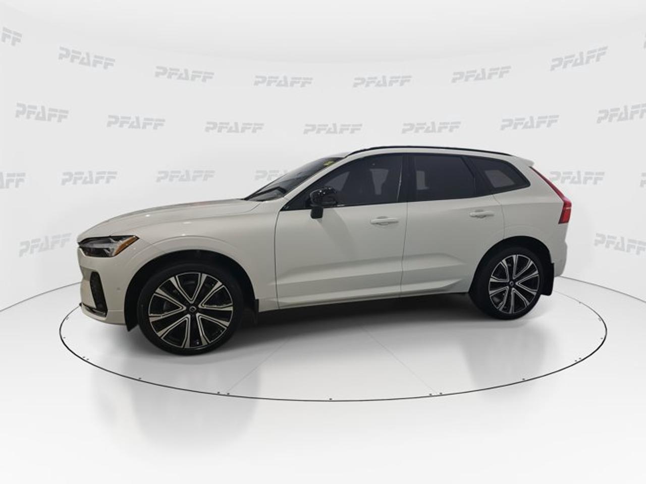 2022 Volvo XC60 B6 R-Design Photo4