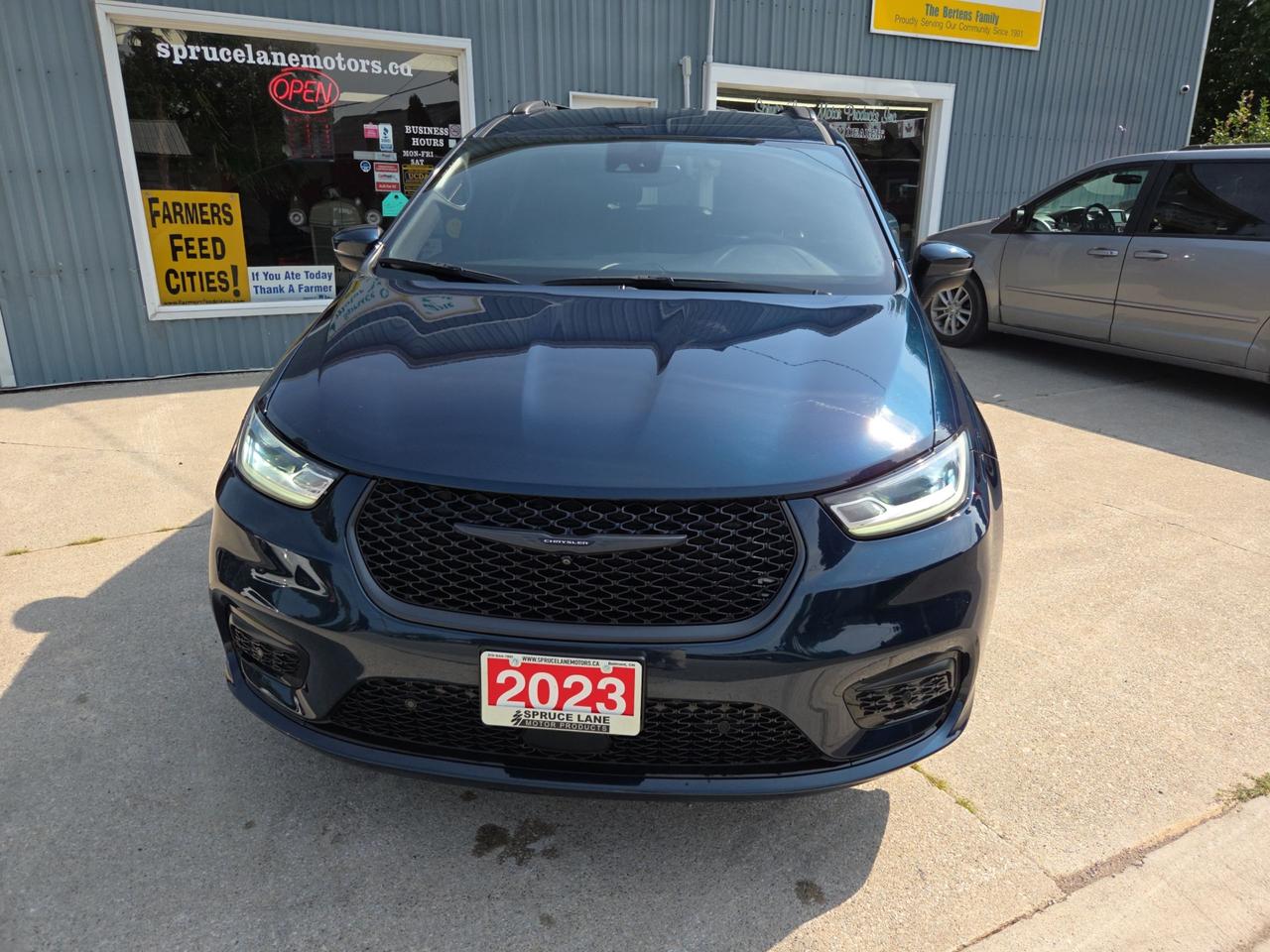 2023 Chrysler Pacifica Touring L  "S" Photo