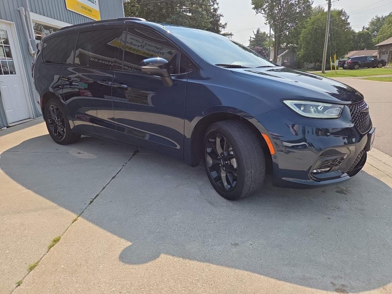 2023 Chrysler Pacifica Touring L  "S" Photo