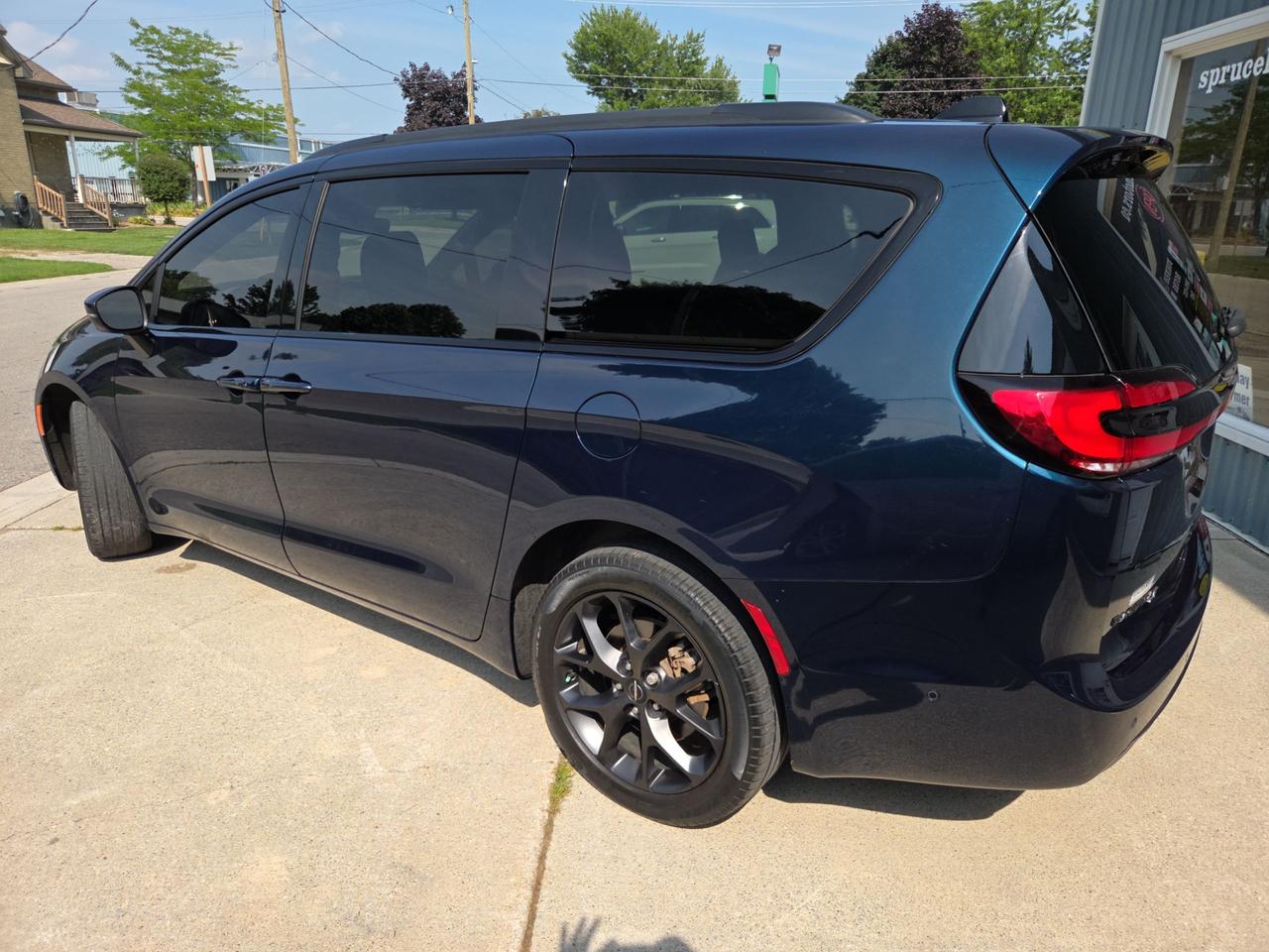 2023 Chrysler Pacifica Touring L  "S" Photo