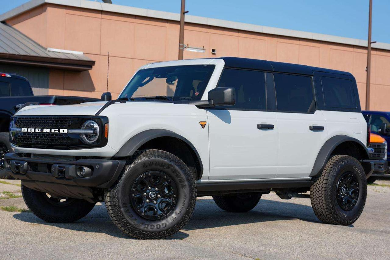 2026 Ford Bronco BADLANDS 4-DOOR 4X4 2.7L VINYL SEATS Photo