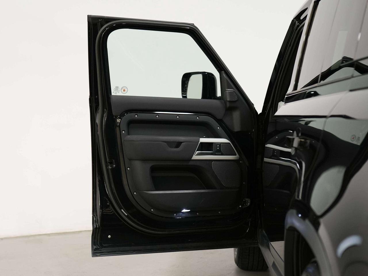 2023 Land Rover Defender SE | P400 | 110 | PANO | 20 IN Photo